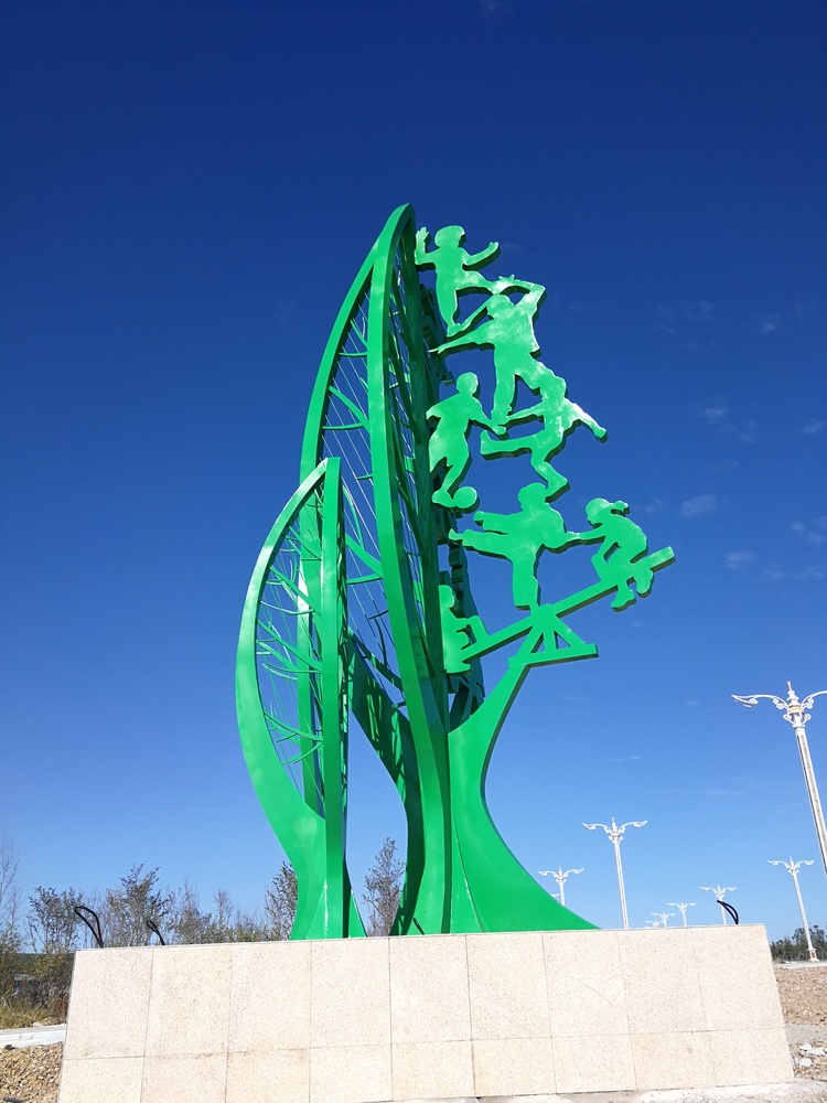 《生命之树》  规格：8米  材质：不锈钢  位于：阿荣旗阿伦河